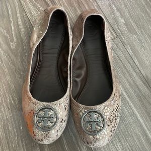Size 7 Tory Burch Heidi metallic flats pewter